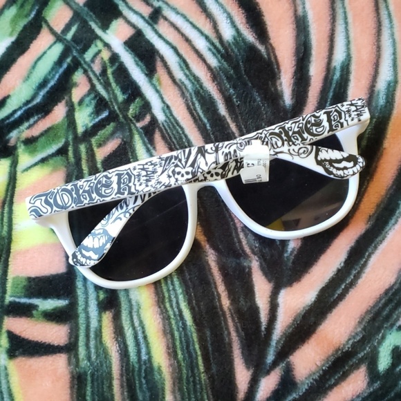 THE JOKER Batman Wayfarer Sunglasses NEW - Picture 2 of 2